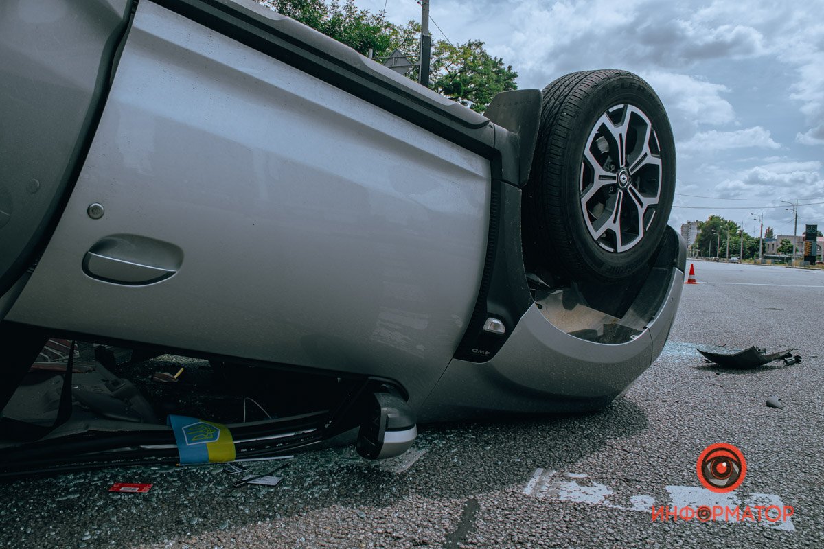 Land Rover ехал на желтый по проспекту Слобожанскому в сторону центра и врезался в заднюю часть Renault в результате чего тот перевернулся на крышу и занял 2 полосы движения Land Rover ехал на желтый по проспекту Слобожанскому в сторону центра и врезался в заднюю часть Renault в результате чего тот перевернулся на крышу и занял 2 полосы движения