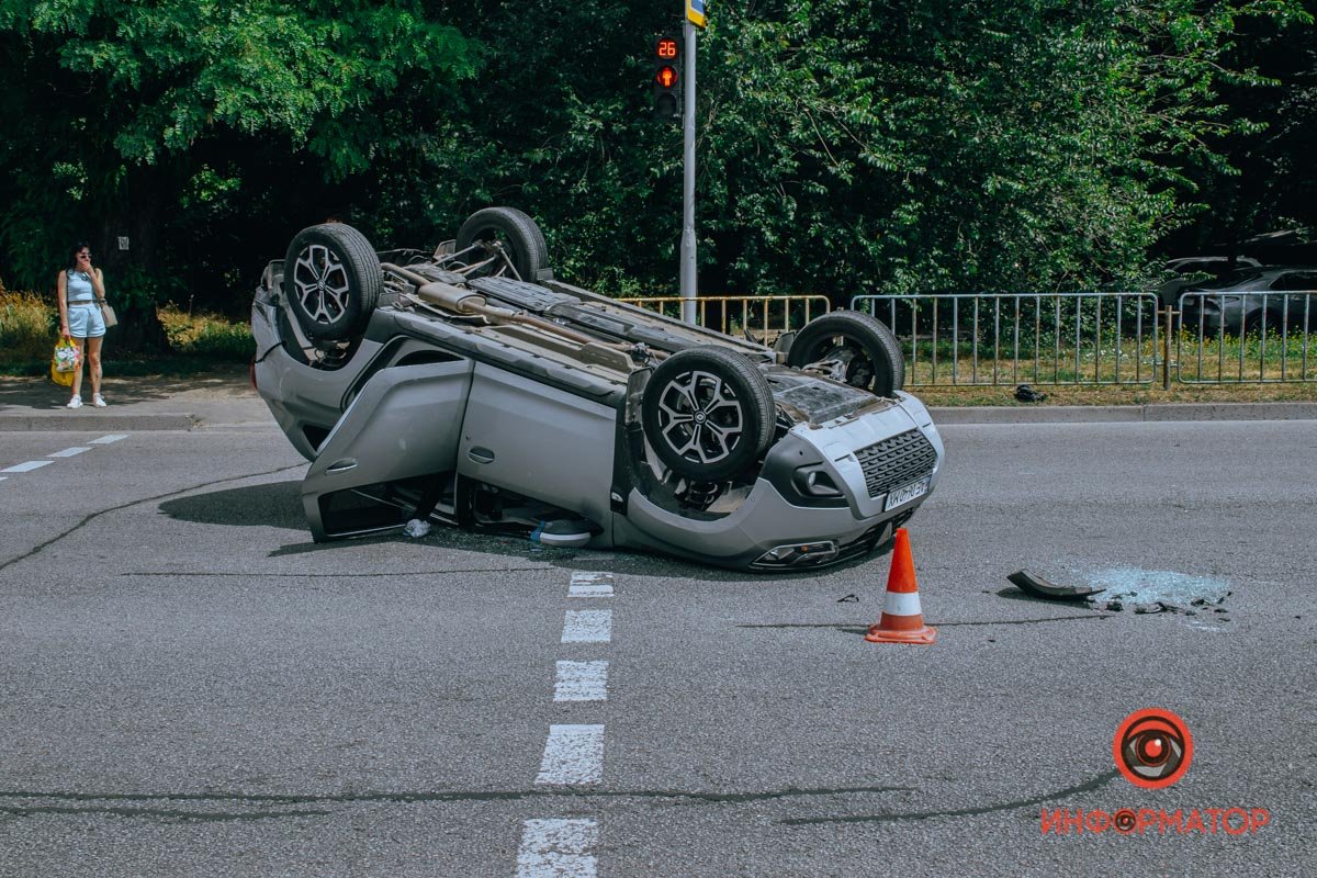 На дороге осколки и обломки от машин На дороге осколки и обломки от машин