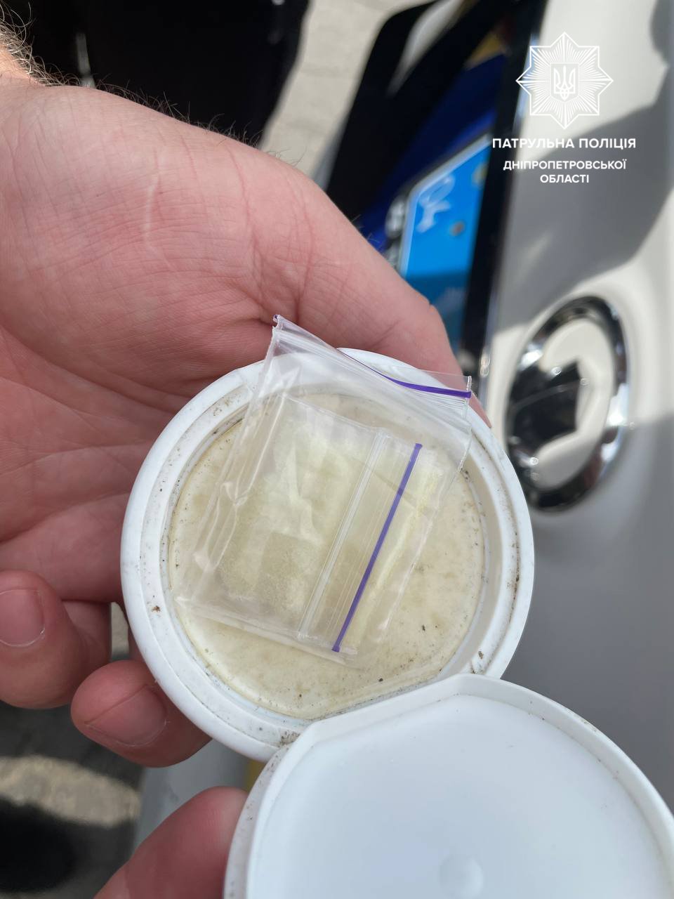 В сумке мужчины полицейские обнаружили пластиковую коробку с 11 слип-пакетами с веществом кристаллического происхождения, похожим на наркотическое и веществом растительного происхождения, похожим на наркотическое В сумке мужчины полицейские обнаружили пластиковую коробку с 11 слип-пакетами с веществом кристаллического происхождения, похожим на наркотическое и веществом растительного происхождения, похожим на наркотическое