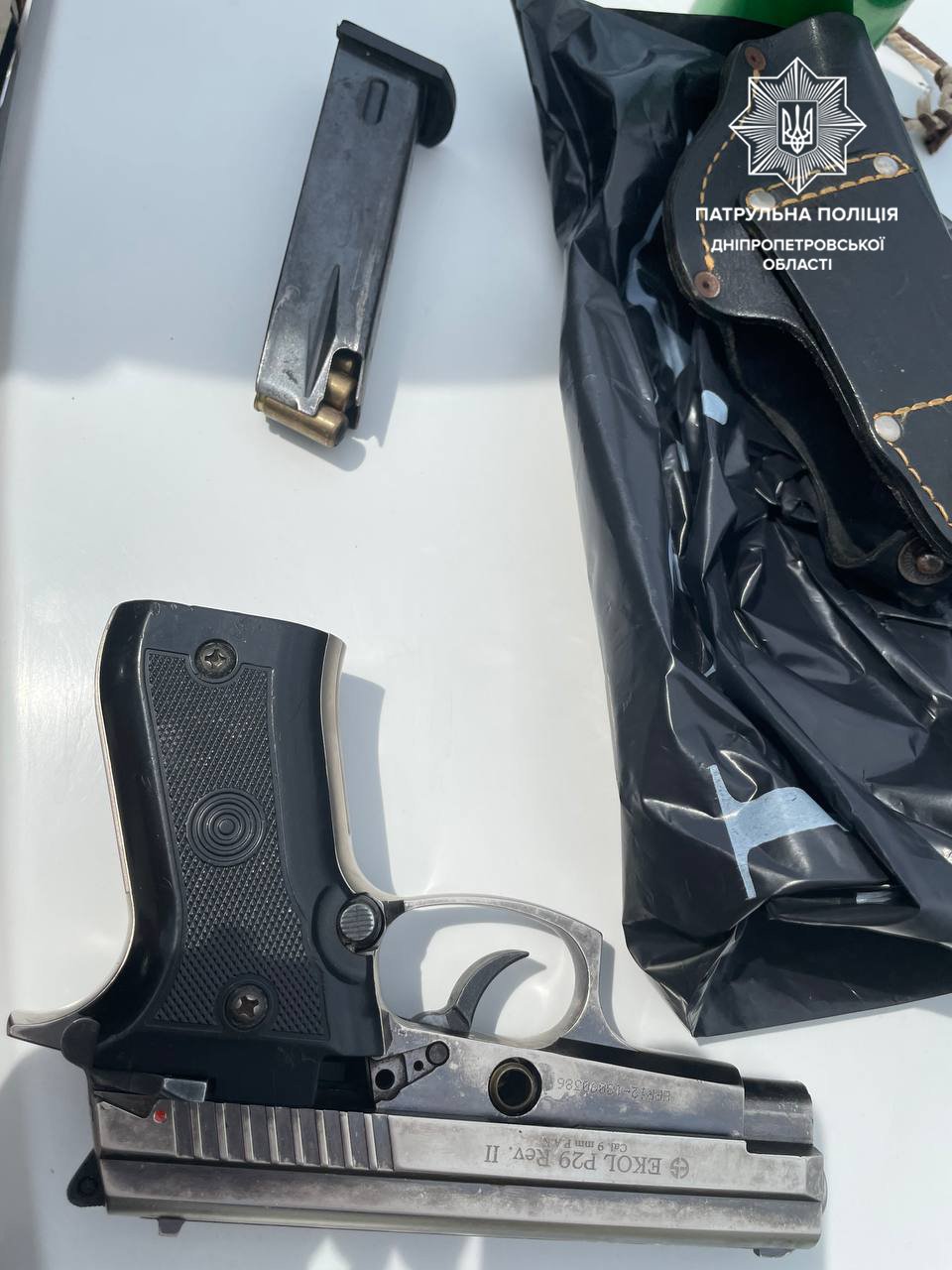 А также внутри лежал предмет, похожий на пистолет, переделанный со стартового на травматический А также внутри лежал предмет, похожий на пистолет, переделанный со стартового на травматический