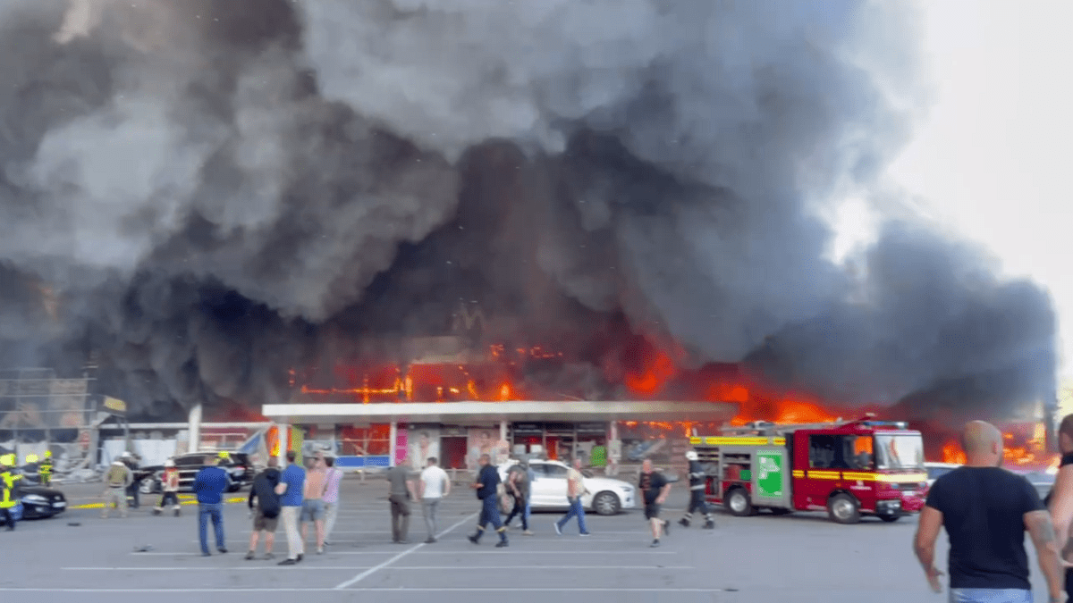 Россияне ударили ракетами по торговому центру в Кременчуге: внутри находились сотни человек 2