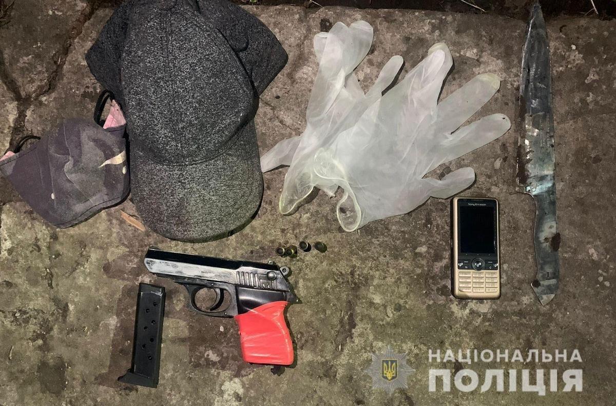 У злоумышленников изъяли банкноты, гранату РГД-5 с запалом, пистолет с признаками переделки, балаклавы, перчатки, отвертки, топор и другие вещи