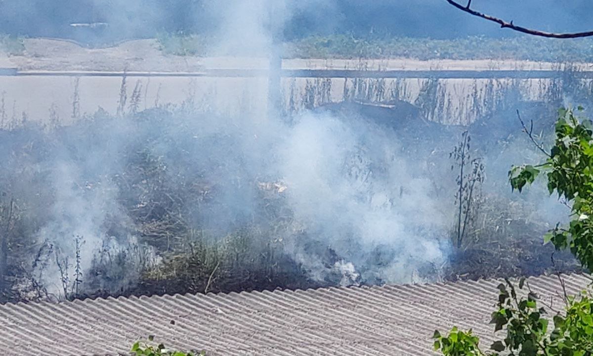 Возле автостоянки горел сухостой