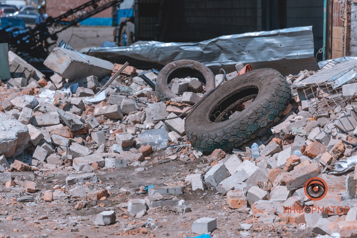 "Русский мир" наглядно: как выглядят последствия ракетного удара по АТП в Днепре 1