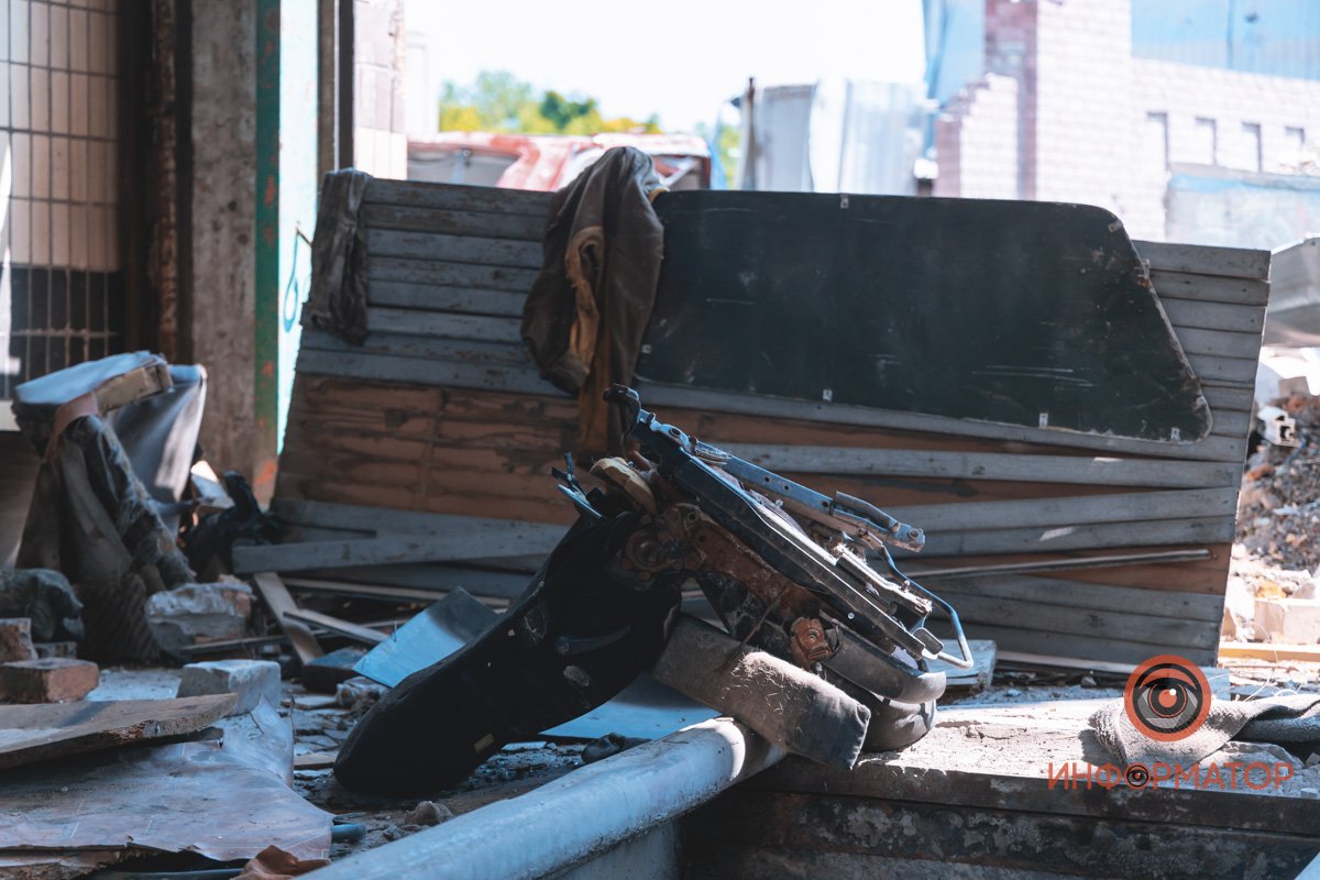 "Русский мир" наглядно: как выглядят последствия ракетного удара по АТП в Днепре 3