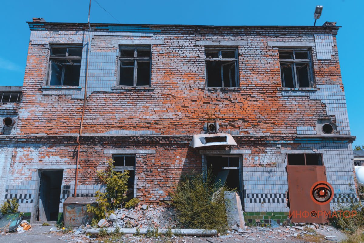 "Русский мир" наглядно: как выглядят последствия ракетного удара по АТП в Днепре 5