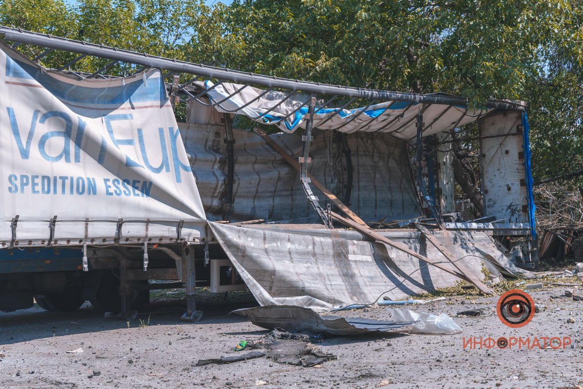 "Русский мир" наглядно: как выглядят последствия ракетного удара по АТП в Днепре 8