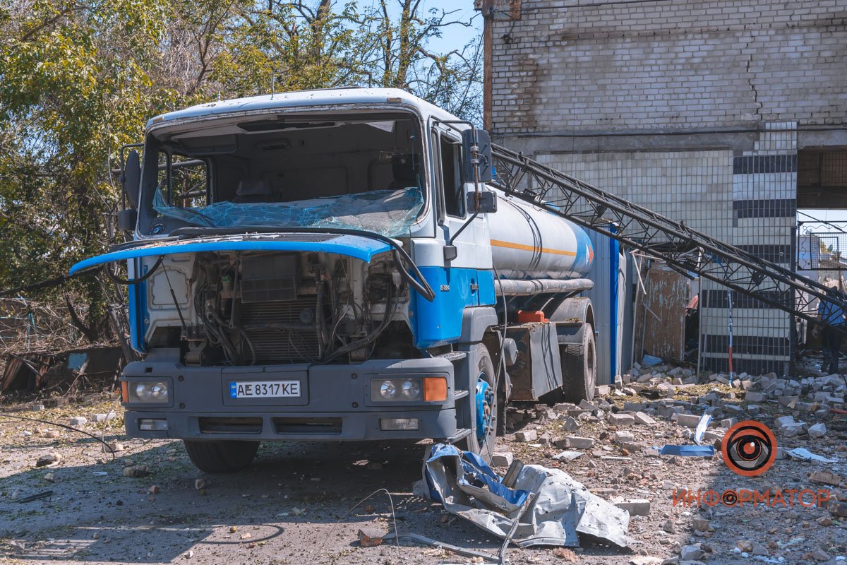"Русский мир" наглядно: как выглядят последствия ракетного удара по АТП в Днепре 9