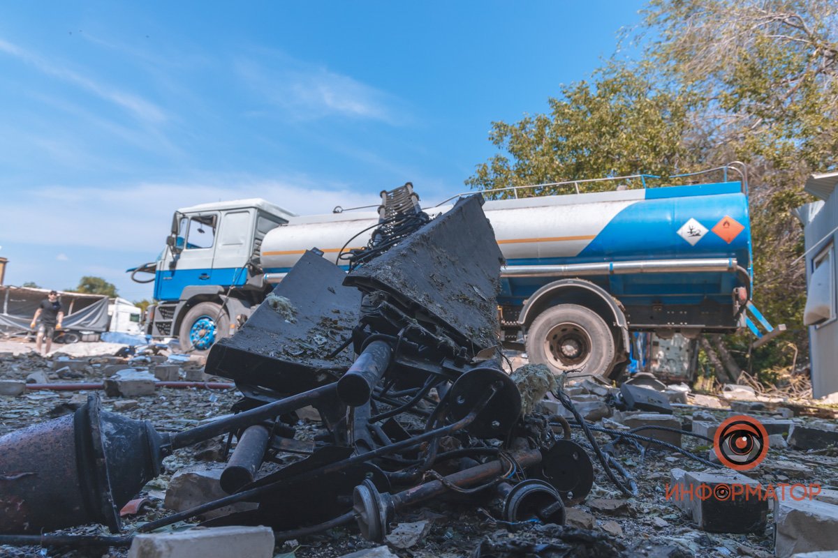 "Русский мир" наглядно: как выглядят последствия ракетного удара по АТП в Днепре 12