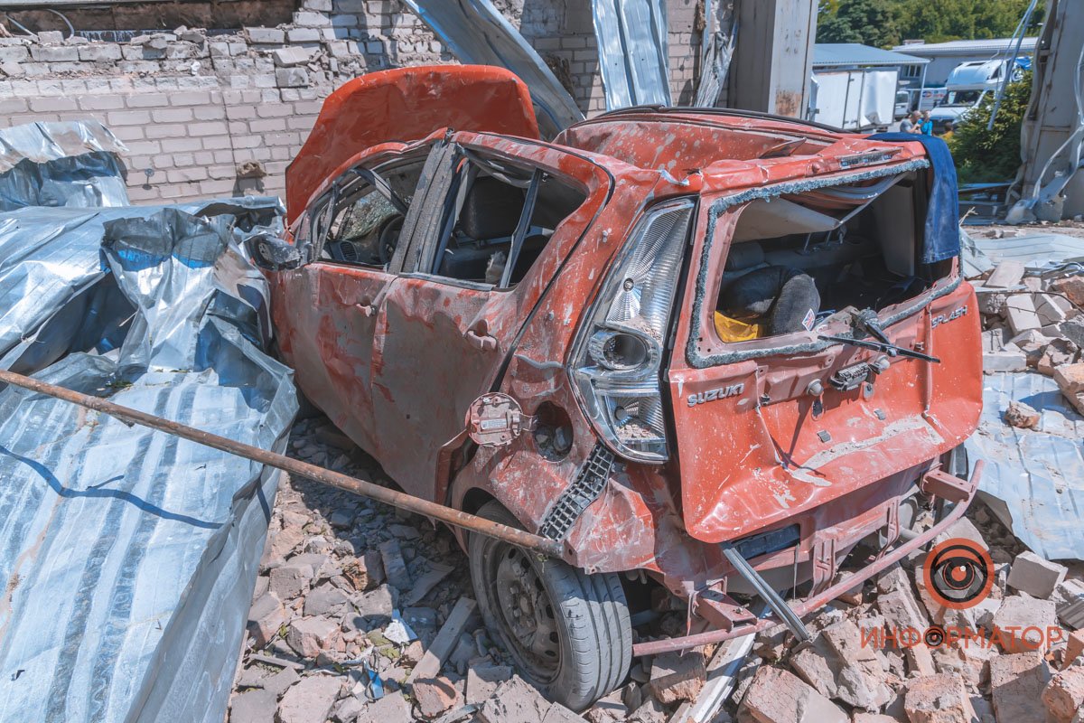 "Русский мир" наглядно: как выглядят последствия ракетного удара по АТП в Днепре 14