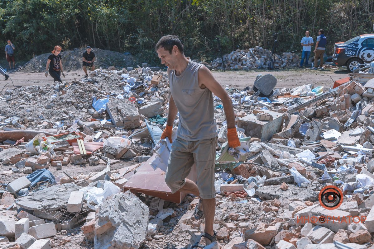 "Русский мир" наглядно: как выглядят последствия ракетного удара по АТП в Днепре 15