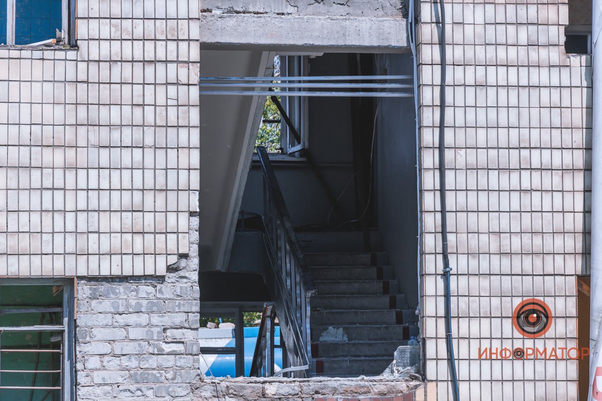 "Русский мир" наглядно: как выглядят последствия ракетного удара по АТП в Днепре 23