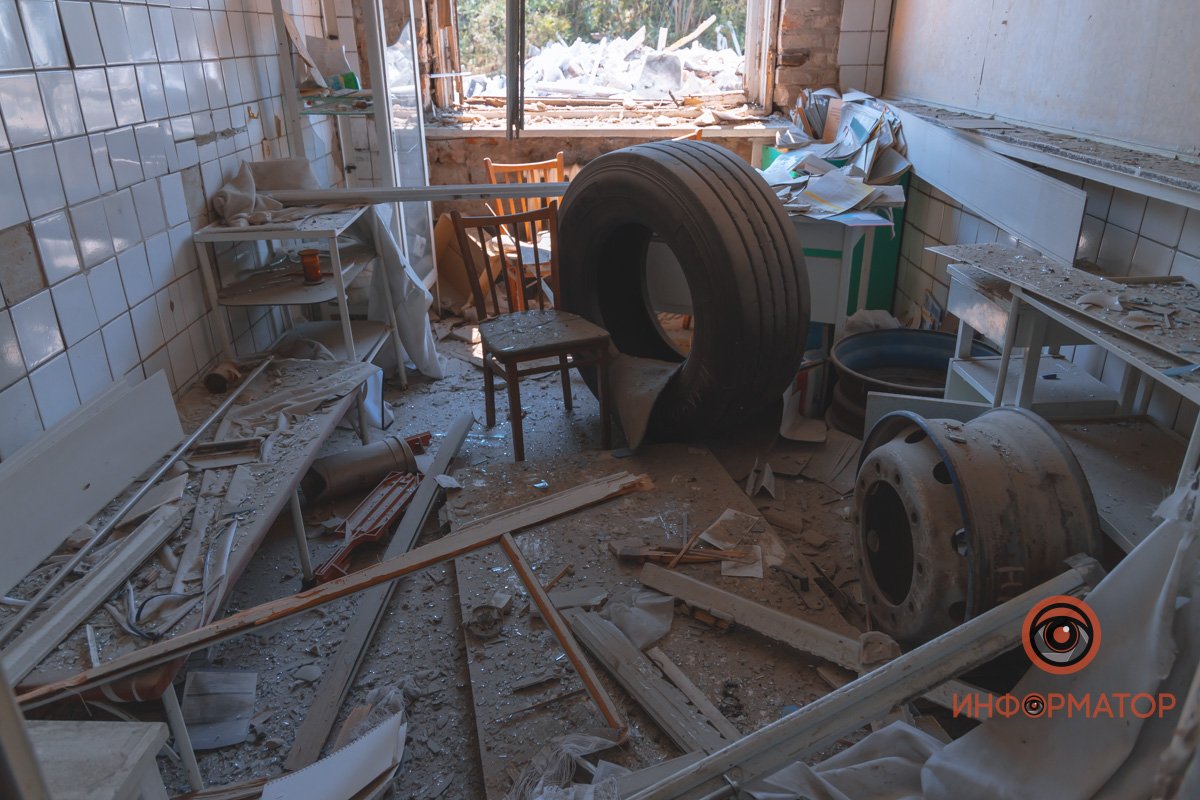 "Русский мир" наглядно: как выглядят последствия ракетного удара по АТП в Днепре 26