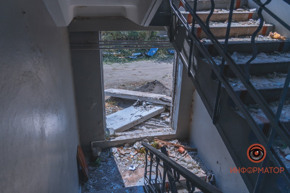 "Русский мир" наглядно: как выглядят последствия ракетного удара по АТП в Днепре 32