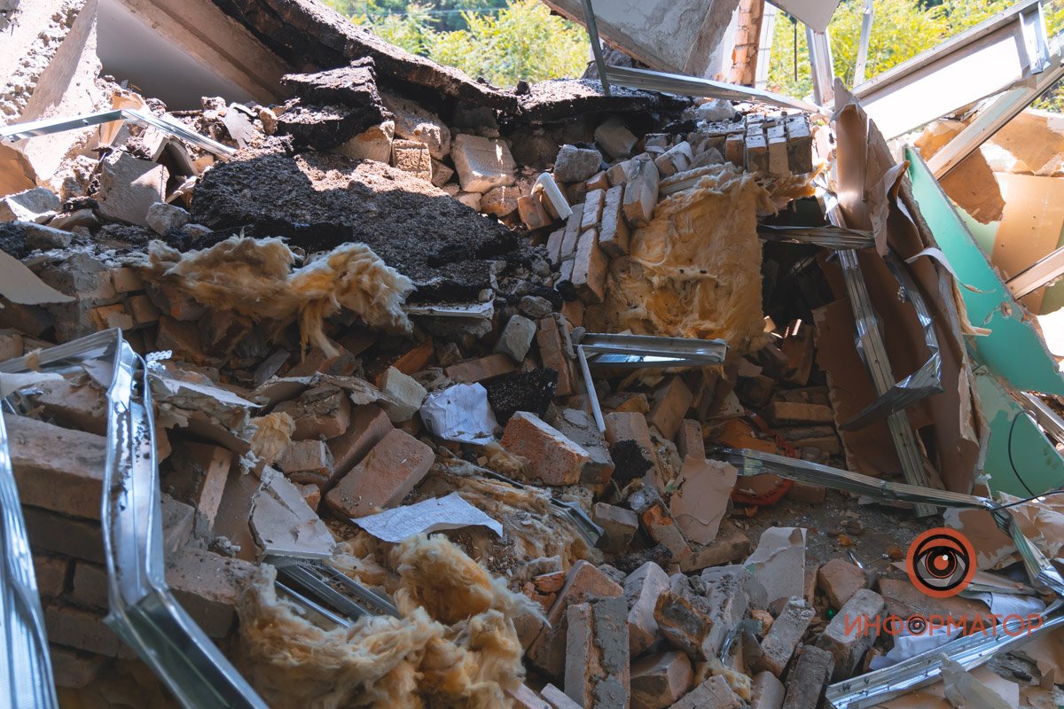 "Русский мир" наглядно: как выглядят последствия ракетного удара по АТП в Днепре 33