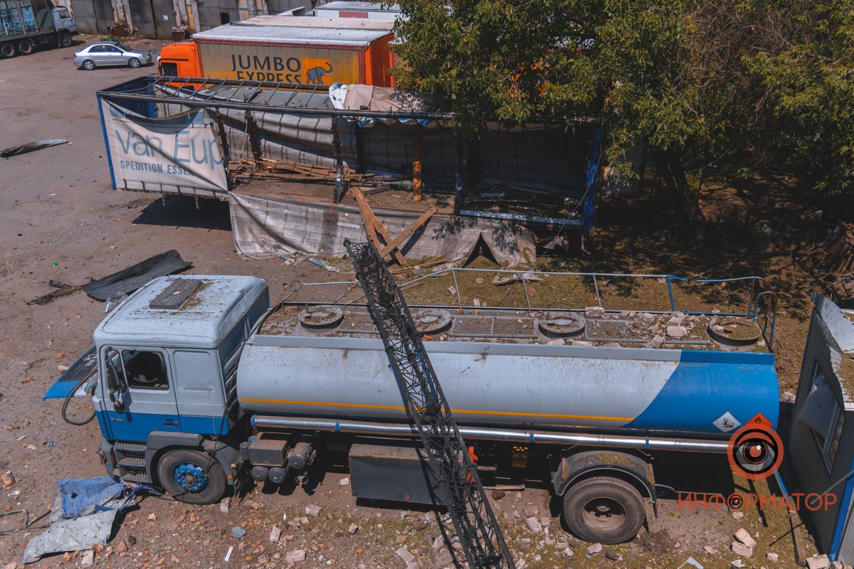 "Русский мир" наглядно: как выглядят последствия ракетного удара по АТП в Днепре 34