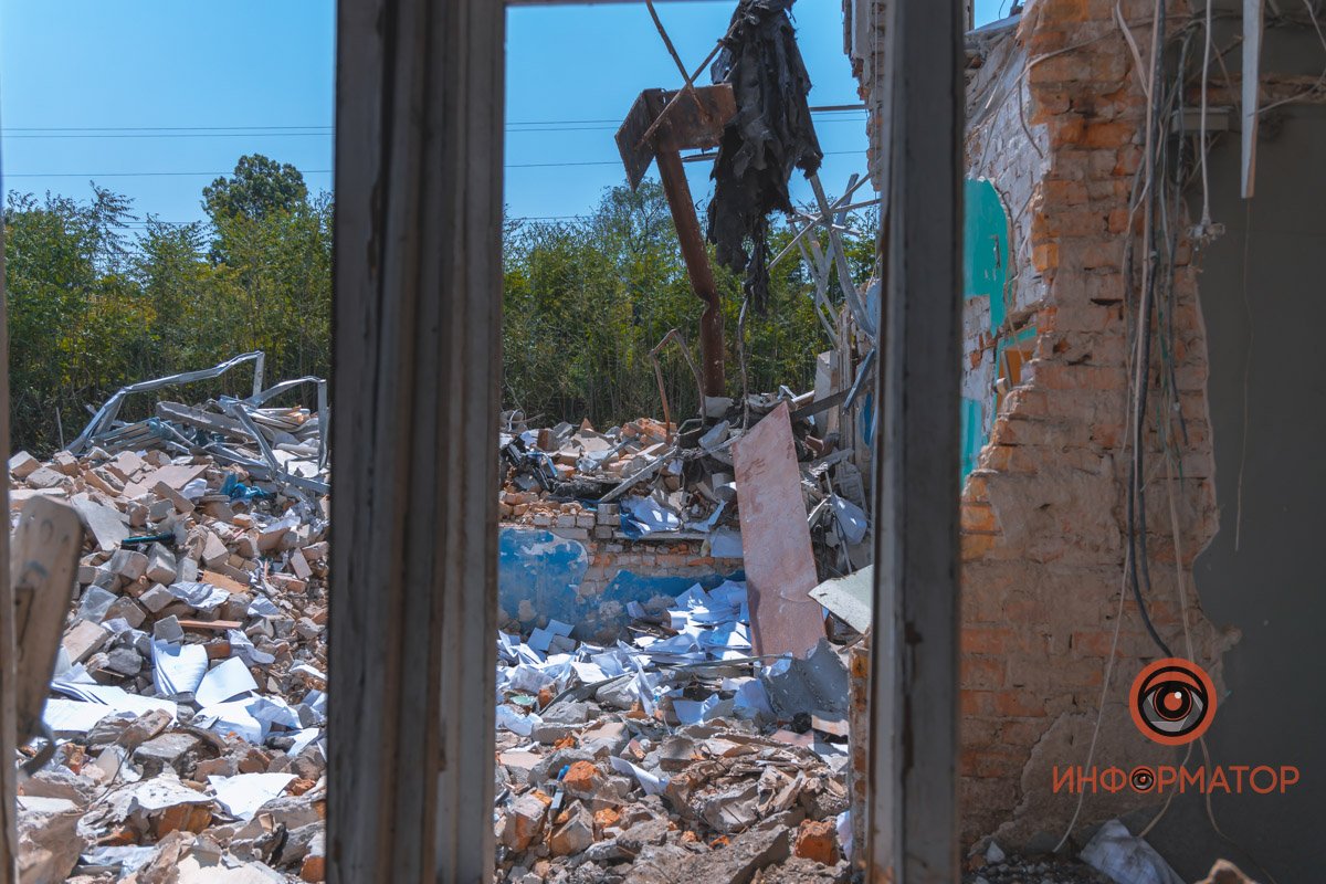 "Русский мир" наглядно: как выглядят последствия ракетного удара по АТП в Днепре 36