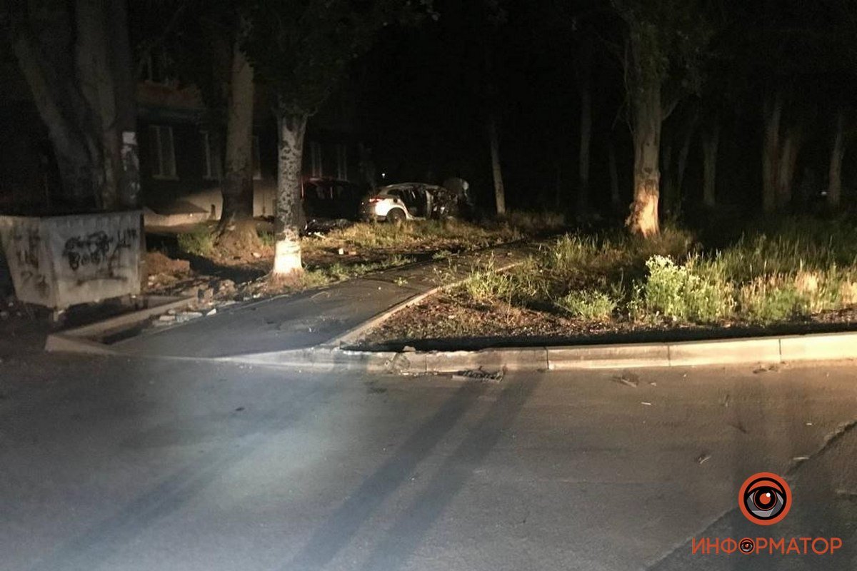 Renault врезался в дерево, 21-летний пассажир авто погиб на месте