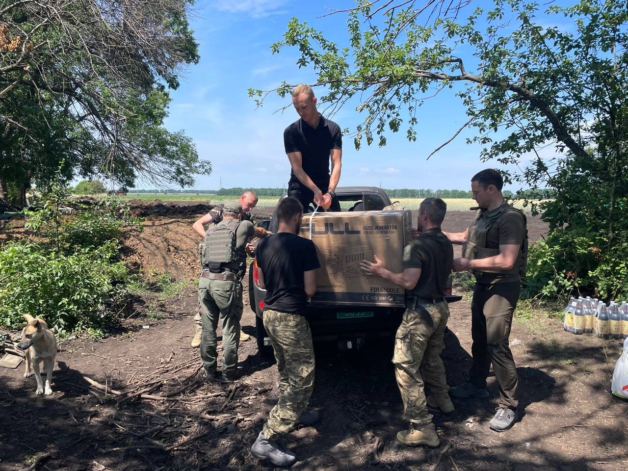 Мэр Каменского Андрей Белоусов приехал на границу с Харьковом и помог военным с родного города 1