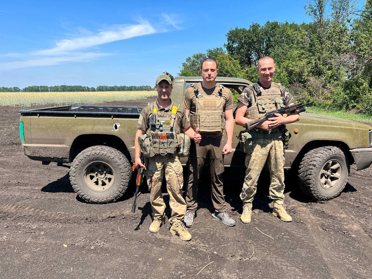 Мэр Каменского Андрей Белоусов приехал на границу с Харьковом и помог военным с родного города 6