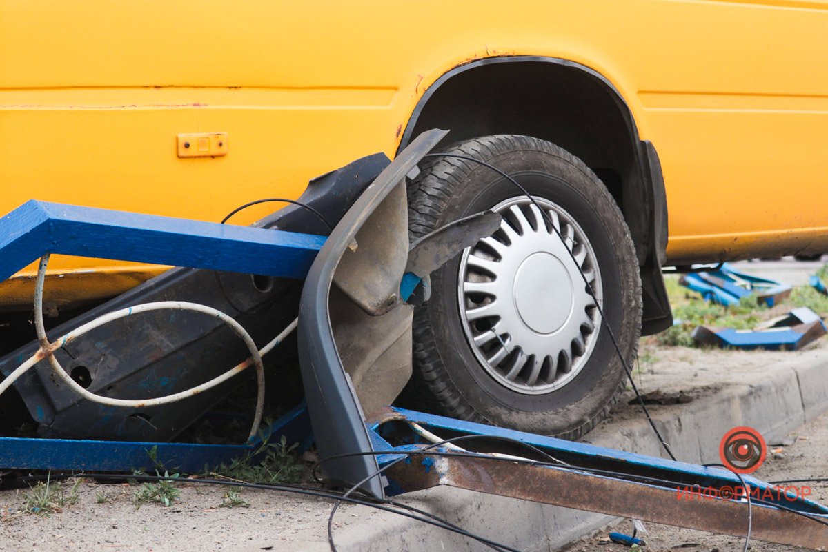 В Днепре на Малиновского маршрутка врезалась в заправку 1