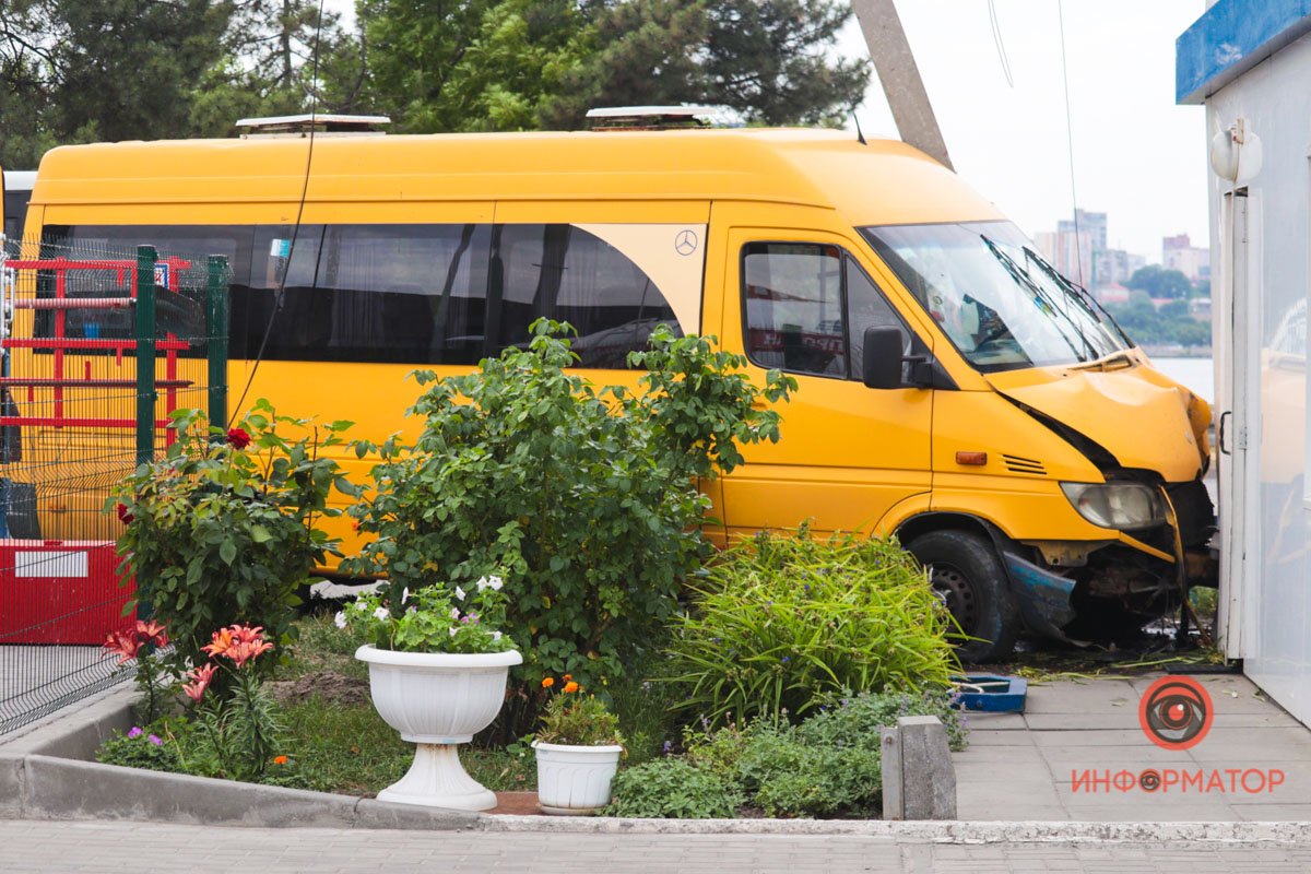 В Днепре на Малиновского маршрутка врезалась в заправку 2