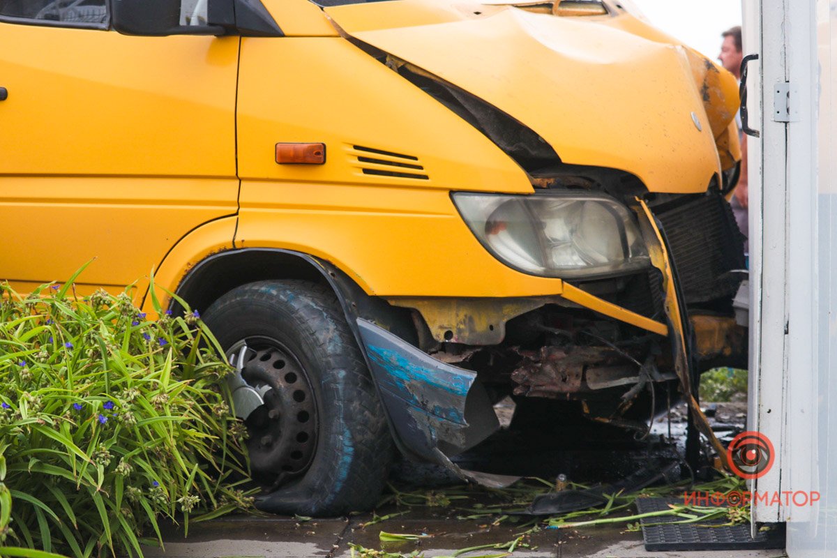 В Днепре на Малиновского маршрутка врезалась в заправку 3