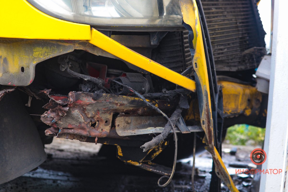 В Днепре на Малиновского маршрутка врезалась в заправку 4