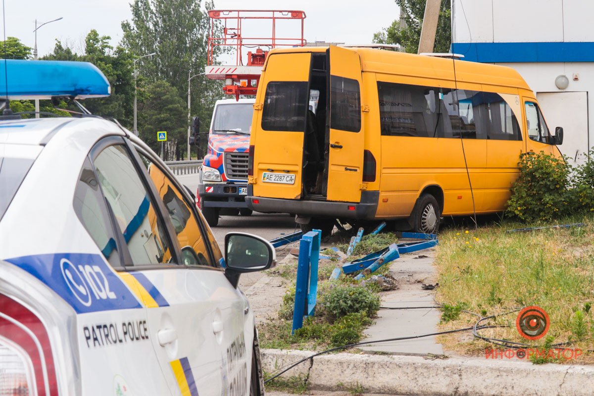 В Днепре на Малиновского маршрутка врезалась в заправку 5