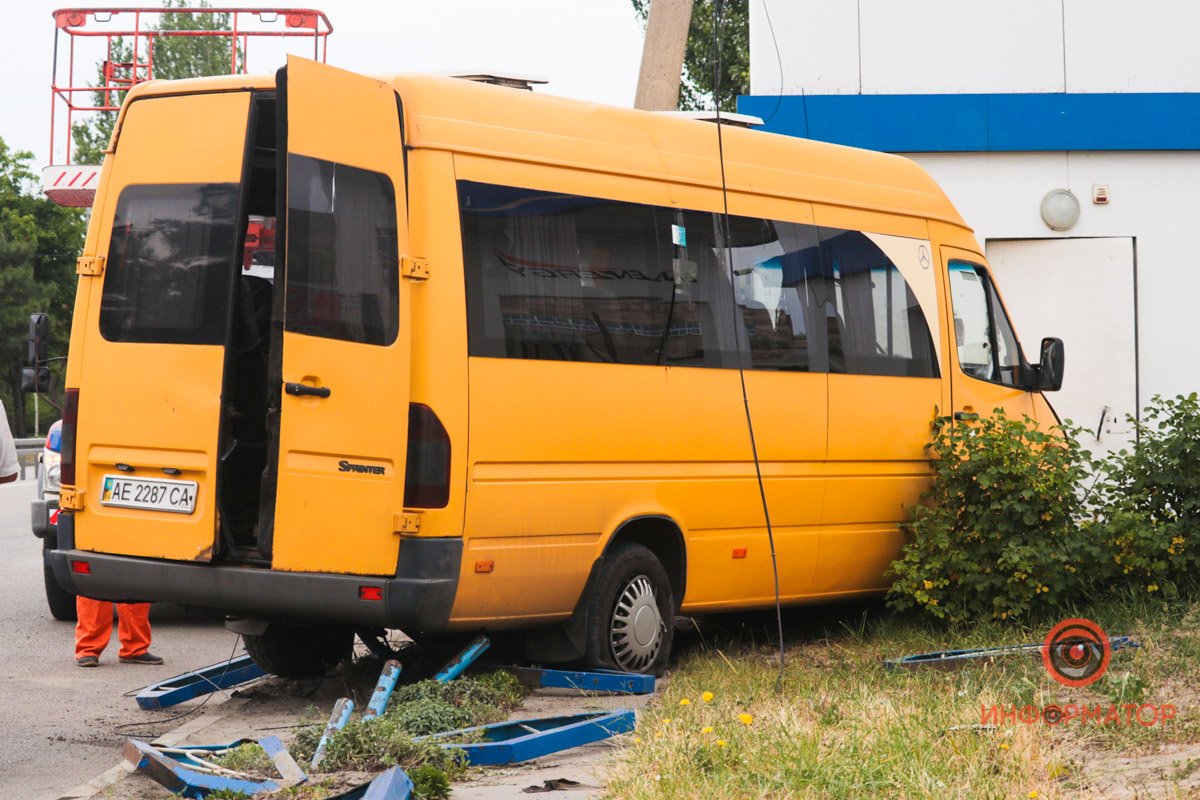 В Днепре на Малиновского маршрутка врезалась в заправку 7