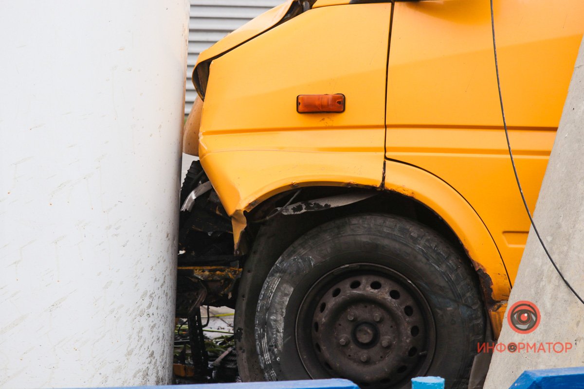 В Днепре на Малиновского маршрутка врезалась в заправку 8