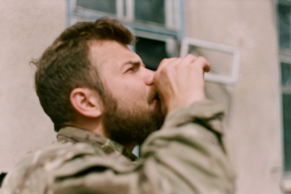 Война сквозь объектив: Защитник из Днепра поделился фотографиями с фронта, сделанными на пленку 13