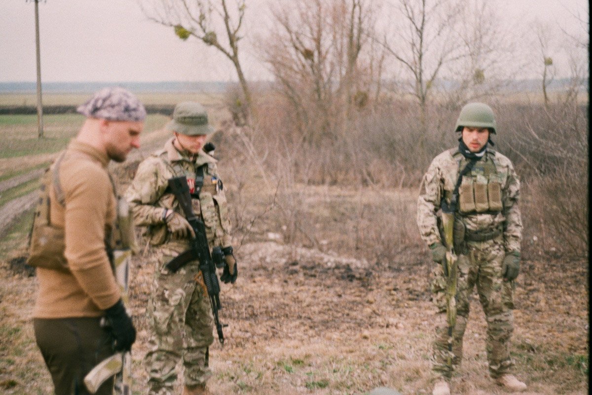 Война сквозь объектив: Защитник из Днепра поделился фотографиями с фронта, сделанными на пленку 14