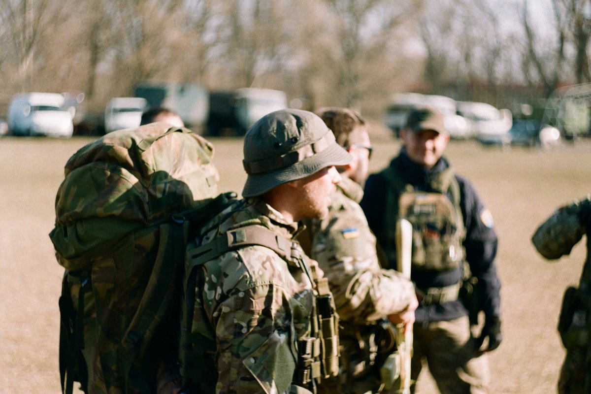 Война сквозь объектив: Защитник из Днепра поделился фотографиями с фронта, сделанными на пленку 15