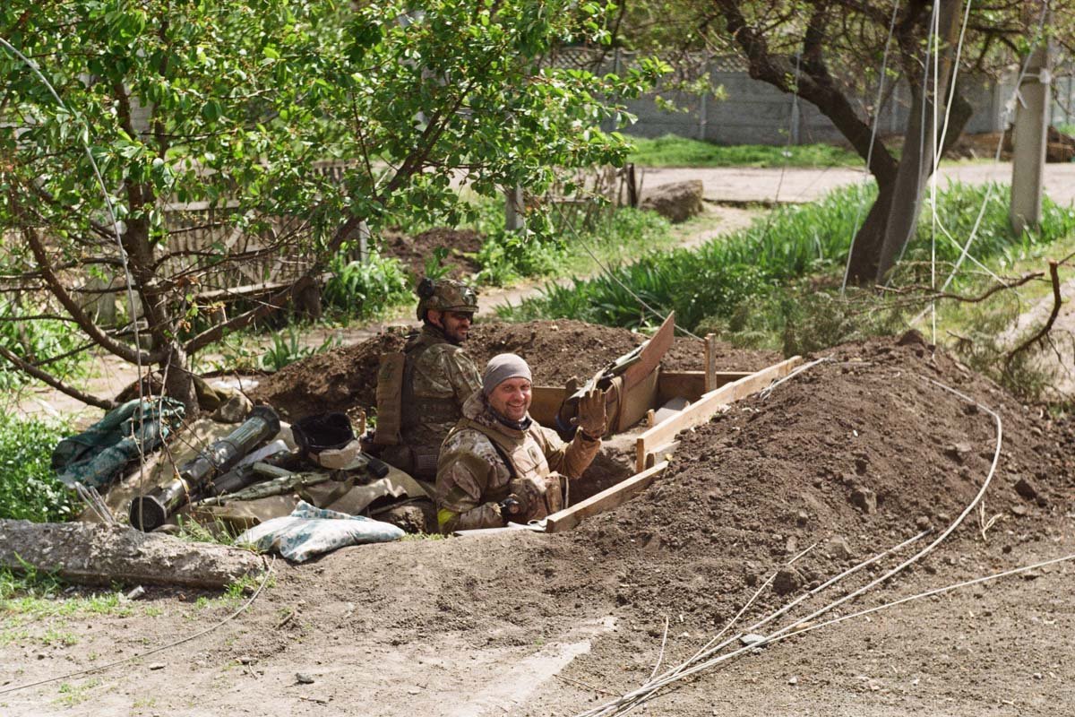Война сквозь объектив: Защитник из Днепра поделился фотографиями с фронта, сделанными на пленку 21
