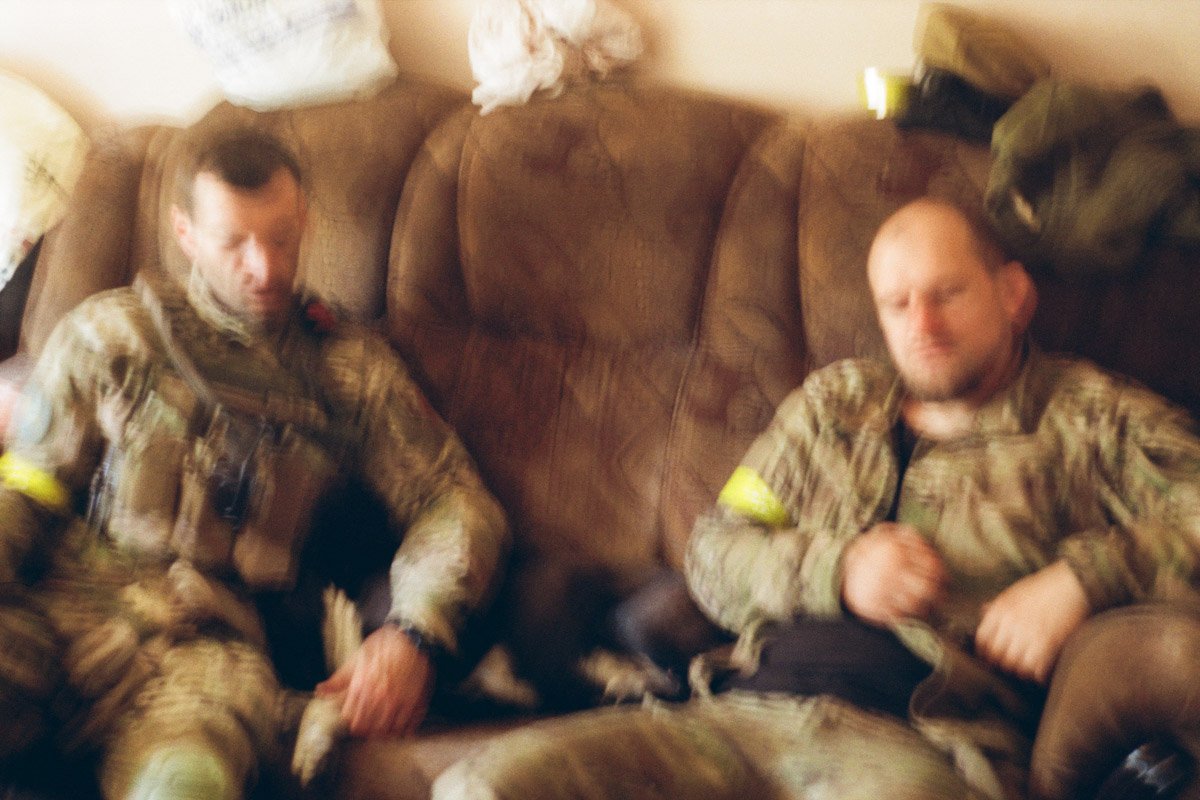 Война сквозь объектив: Защитник из Днепра поделился фотографиями с фронта, сделанными на пленку 26