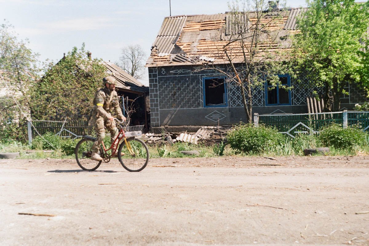 Война сквозь объектив: Защитник из Днепра поделился фотографиями с фронта, сделанными на пленку 27