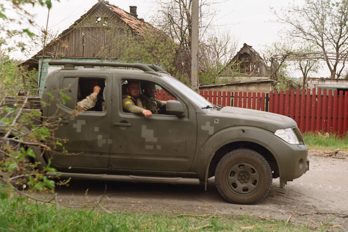 Война сквозь объектив: Защитник из Днепра поделился фотографиями с фронта, сделанными на пленку 29