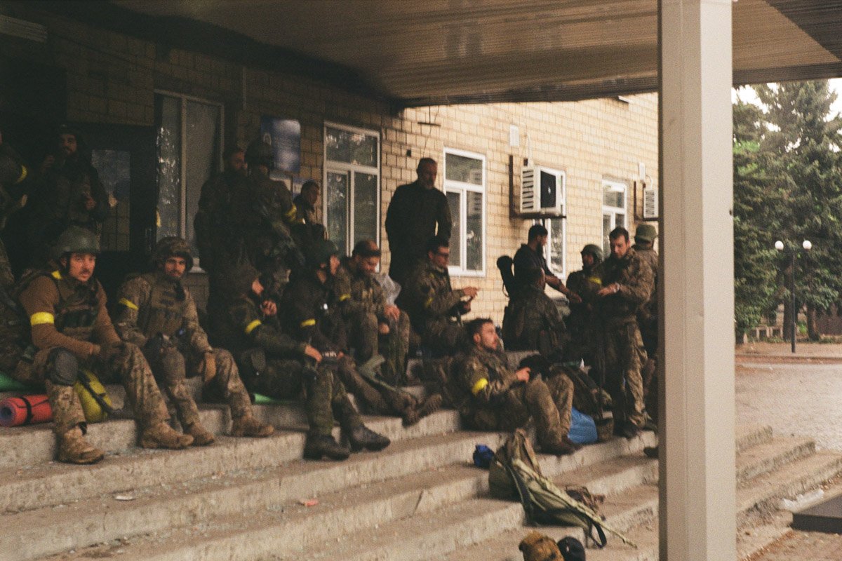 Война сквозь объектив: Защитник из Днепра поделился фотографиями с фронта, сделанными на пленку 32