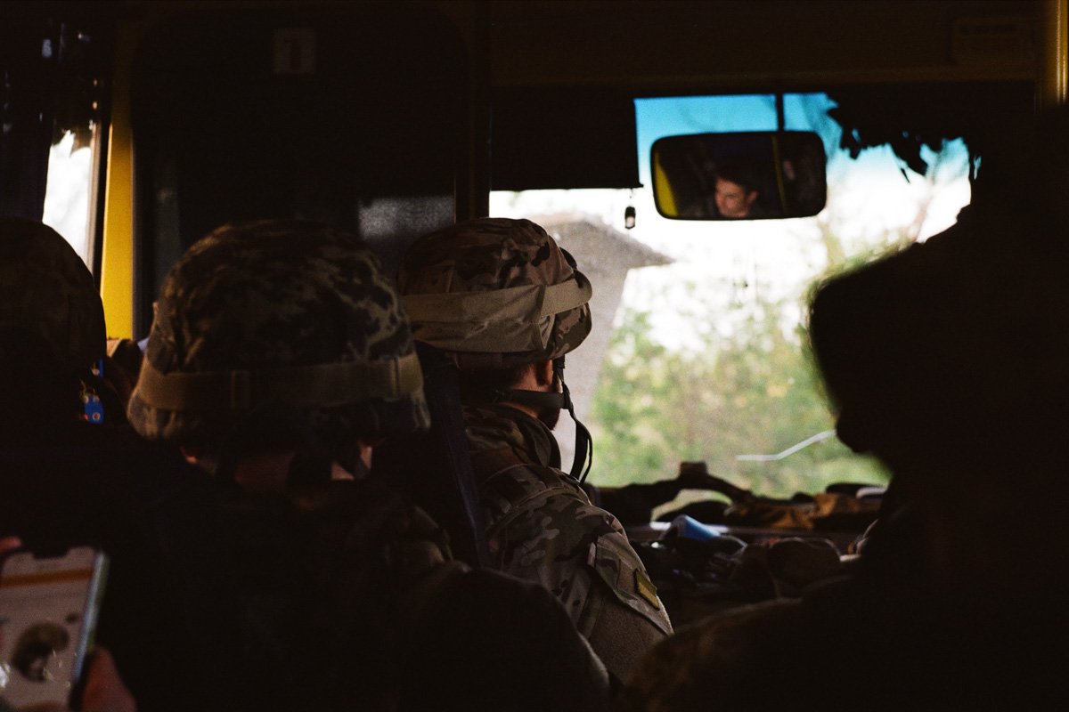 Война сквозь объектив: Защитник из Днепра поделился фотографиями с фронта, сделанными на пленку 36