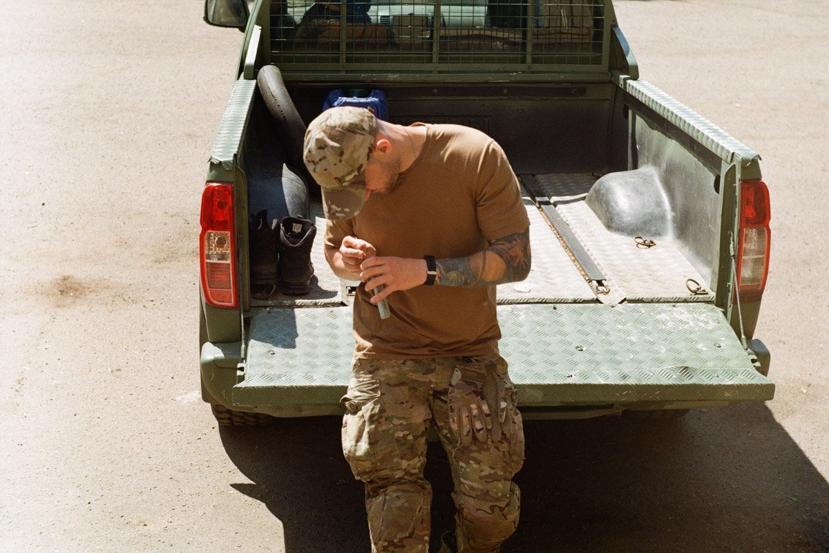 Война сквозь объектив: Защитник из Днепра поделился фотографиями с фронта, сделанными на пленку 37