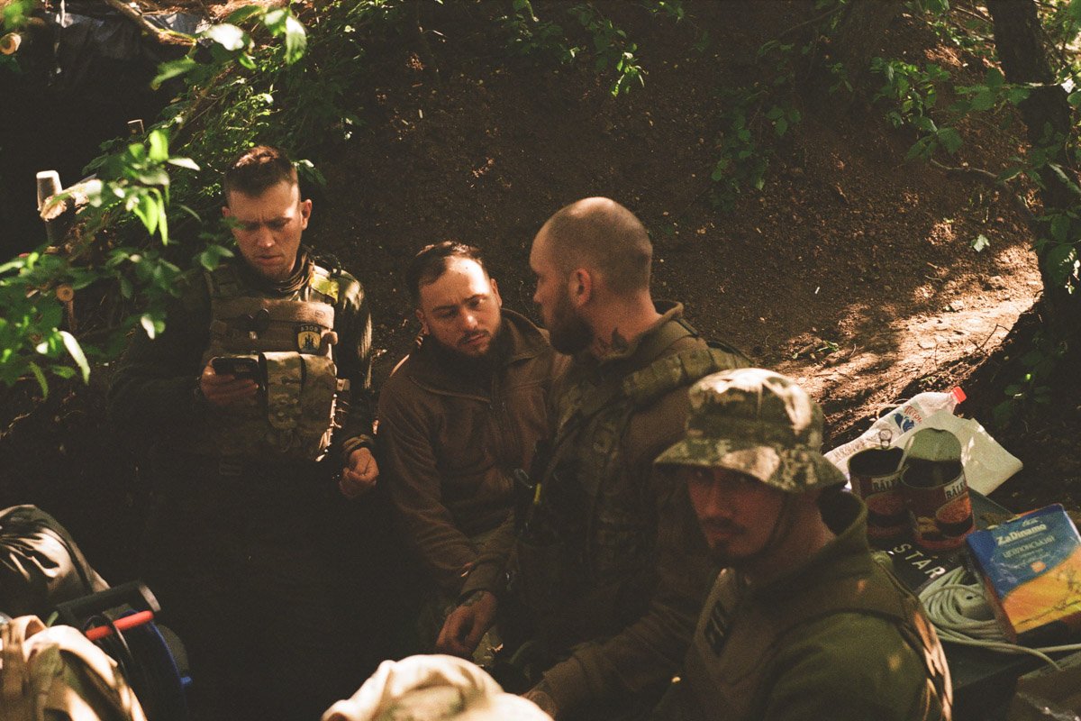 Война сквозь объектив: Защитник из Днепра поделился фотографиями с фронта, сделанными на пленку 42