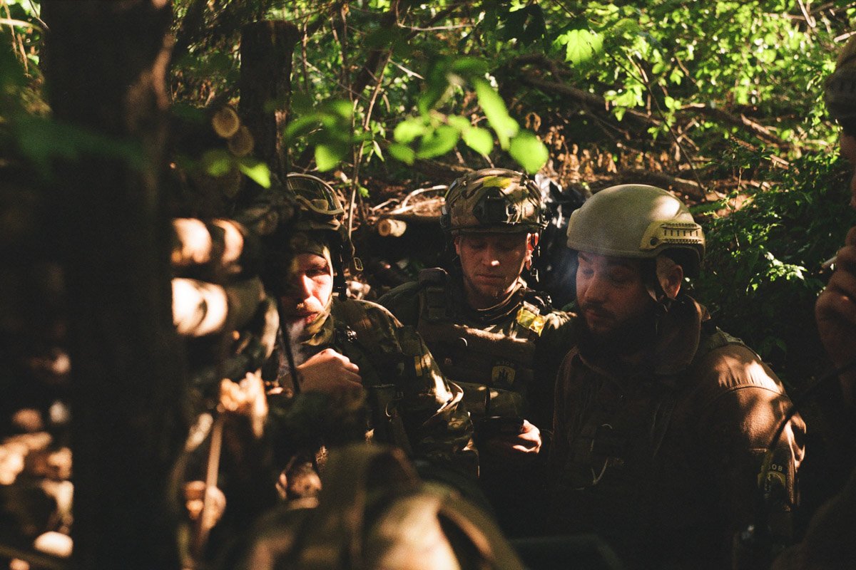 Война сквозь объектив: Защитник из Днепра поделился фотографиями с фронта, сделанными на пленку 44