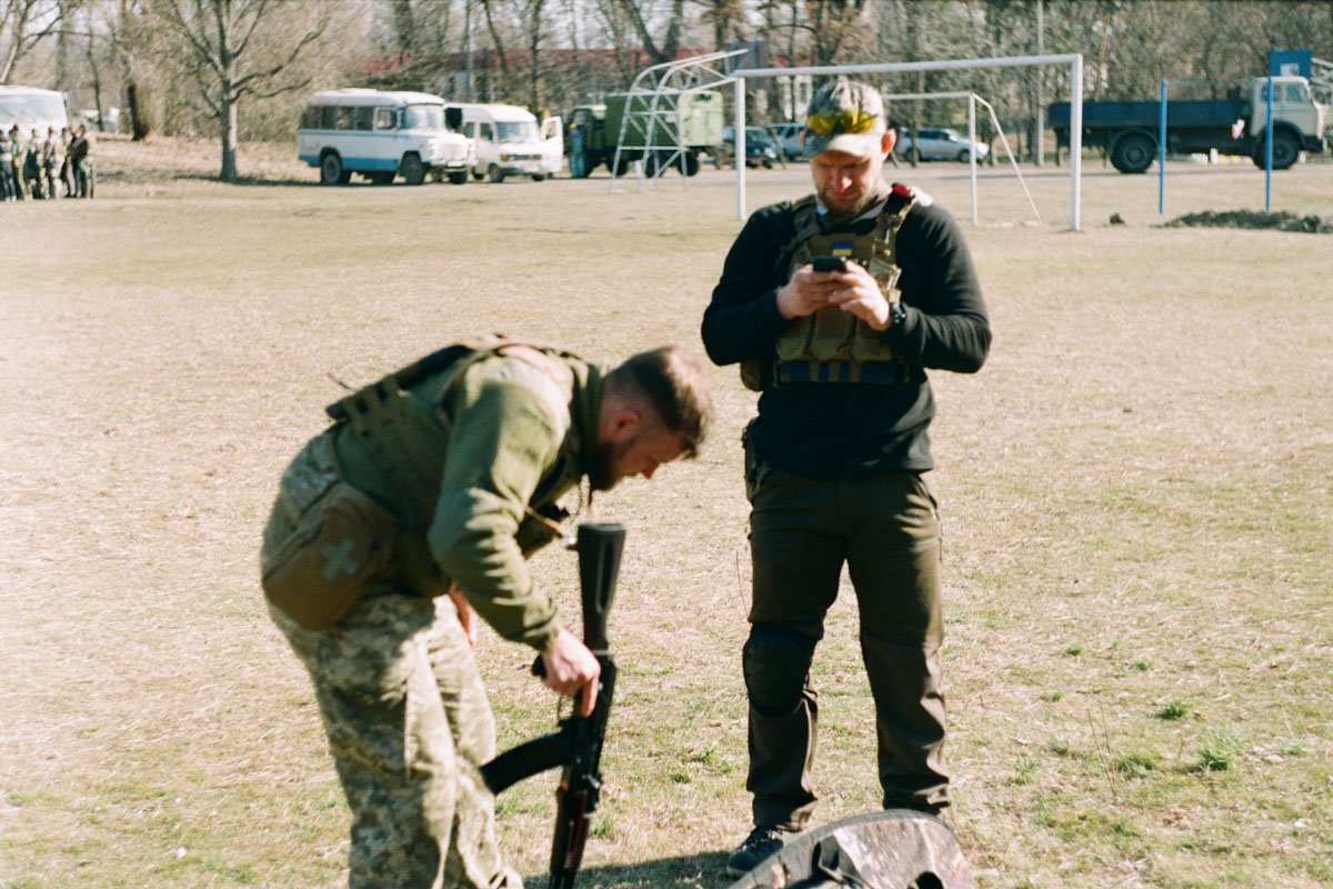 Война сквозь объектив: Защитник из Днепра поделился фотографиями с фронта, сделанными на пленку 45