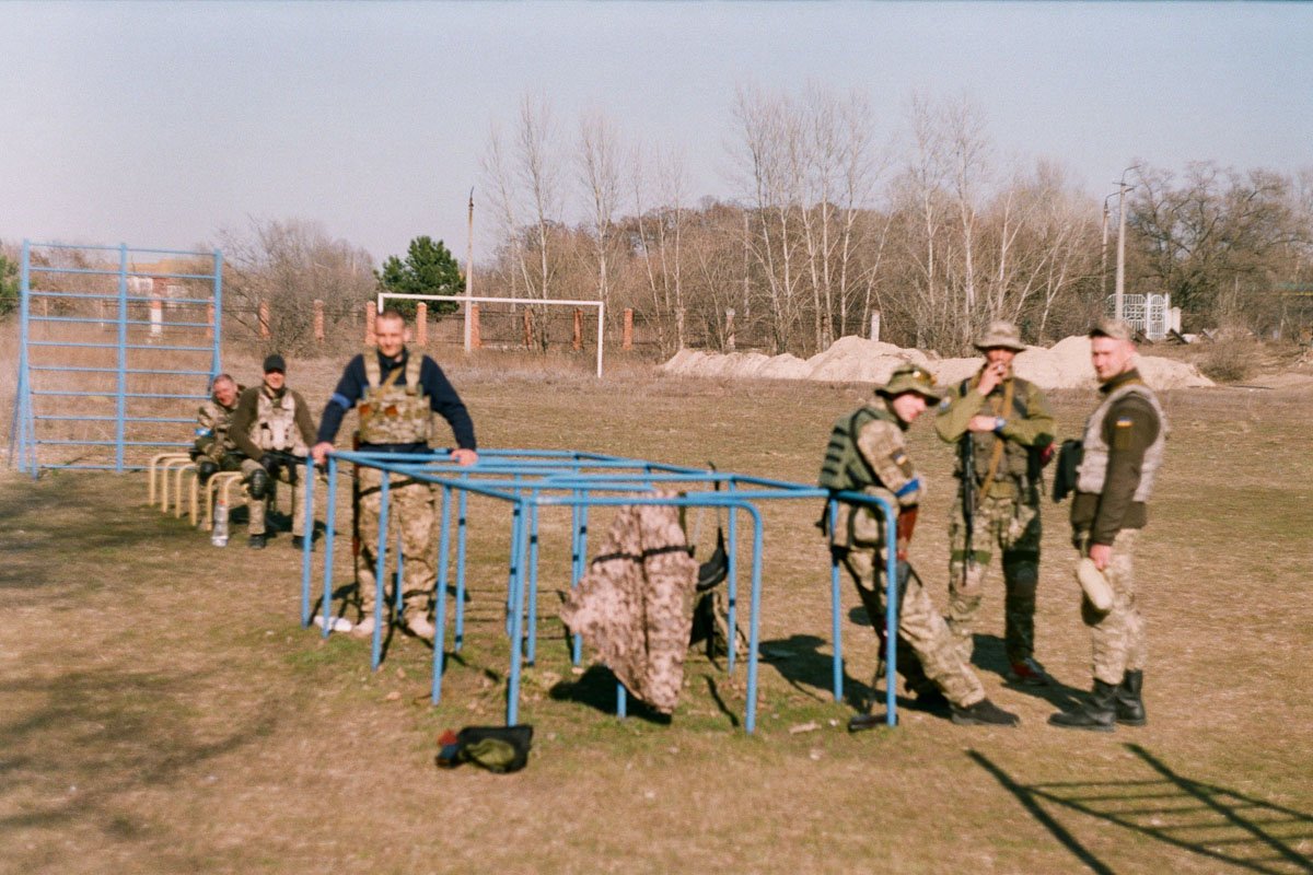 Война сквозь объектив: Защитник из Днепра поделился фотографиями с фронта, сделанными на пленку 46