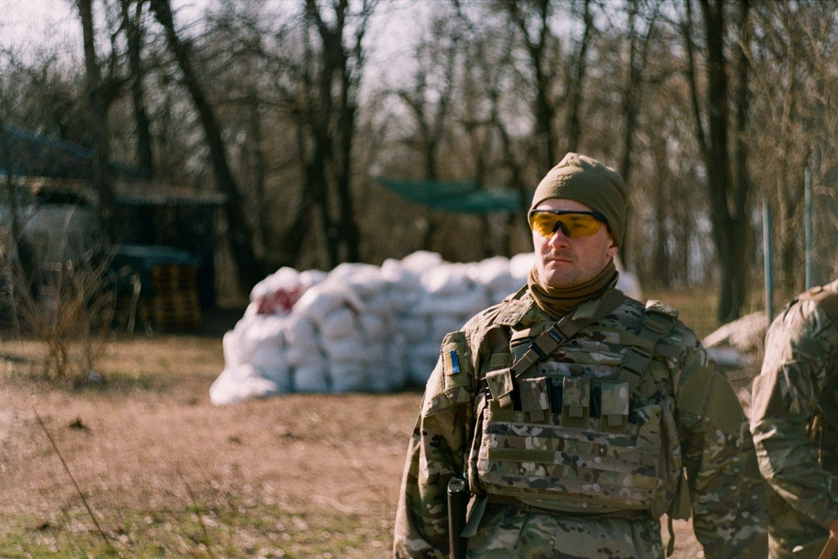 Война сквозь объектив: Защитник из Днепра поделился фотографиями с фронта, сделанными на пленку 48