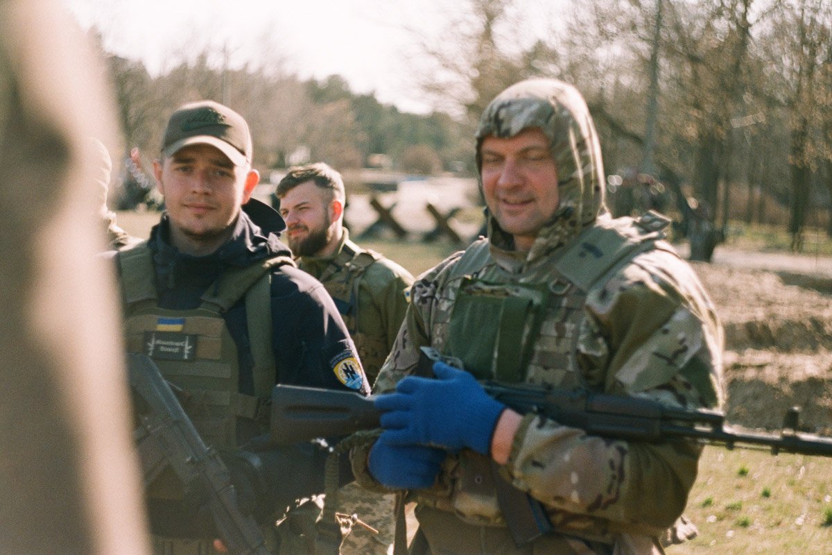 Война сквозь объектив: Защитник из Днепра поделился фотографиями с фронта, сделанными на пленку 51