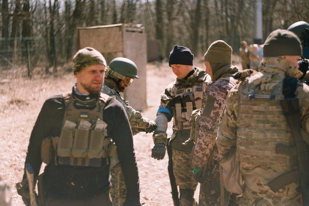 Война сквозь объектив: Защитник из Днепра поделился фотографиями с фронта, сделанными на пленку 61