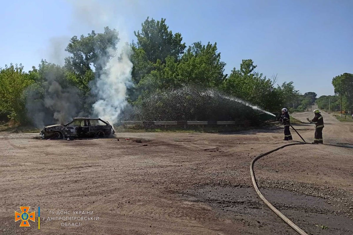 Спасатели установили, что во время движения по автодороге, занялся легковой автомобиль «ВАЗ-2108»