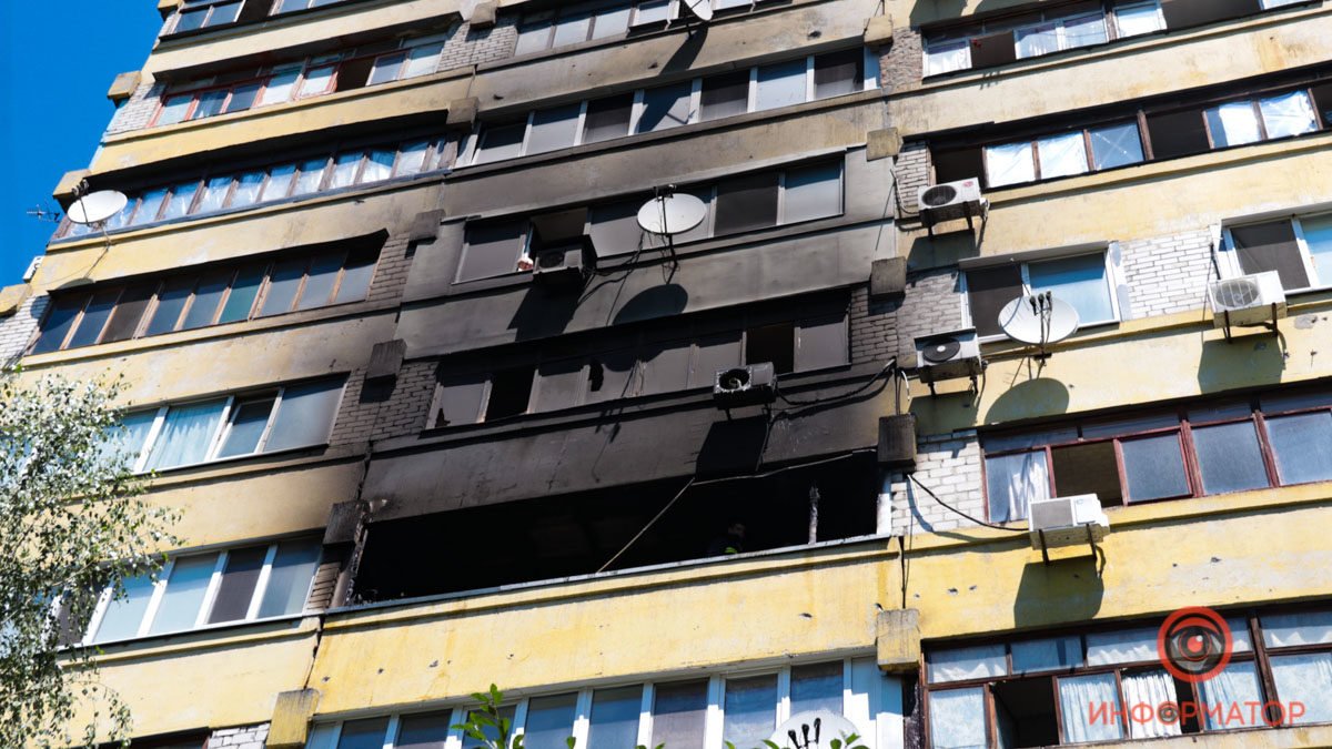 Огонь начал подниматься наверх по фасаду дома Огонь начал подниматься наверх по фасаду дома